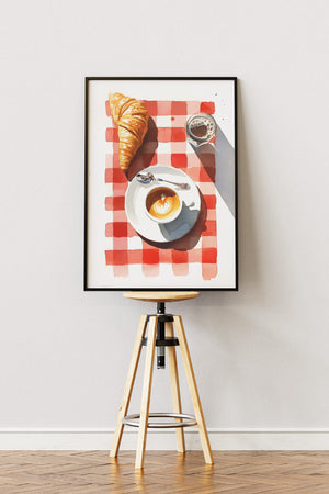 Plakat med croissant, cappuccino og rødternet dug i lys træramme – hyggelig fransk caféstemning til køkkenet