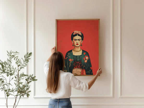 Frida Kahlo plakat med rød baggrund og grøn kimono med blomster