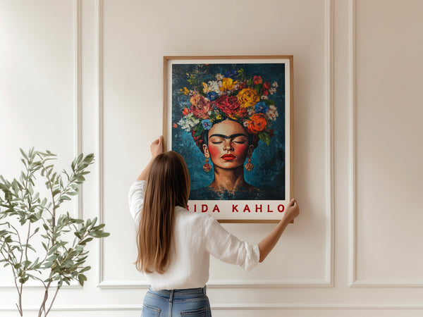Frida Kahlo plakat med lukkede øjne og farverig blomsterkrone