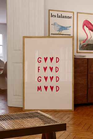 Minimalistisk plakat med teksten “Good Food Good Mood” i røde bogstaver med hjerter – sjov køkkenplakat.