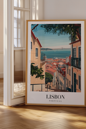 Lisbon byplakat med farverige huse, røde tage og udsigt over Tejo-floden.