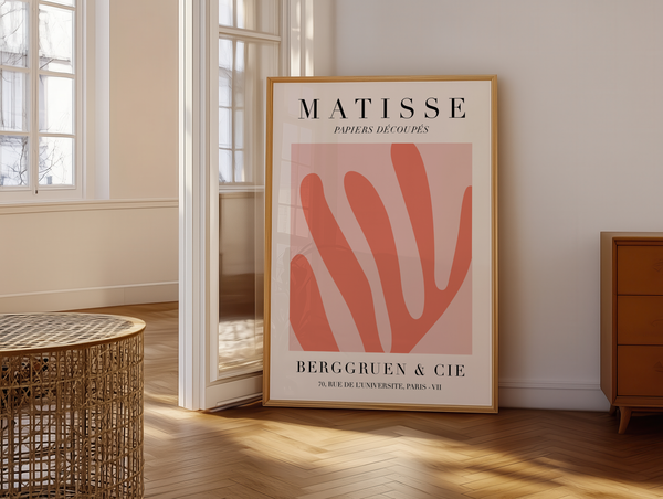 Matisse inspireret plakat med koralformede papirklip i rosa og terracotta.