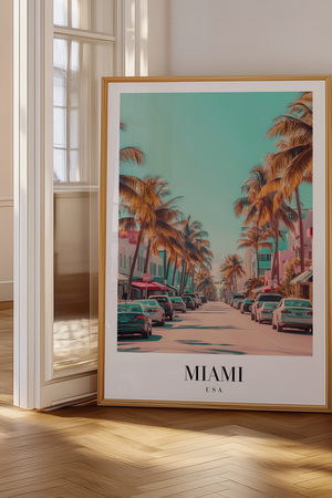 Miami USA byplakat med palmer og art deco bygninger – farverig rejseplakat.