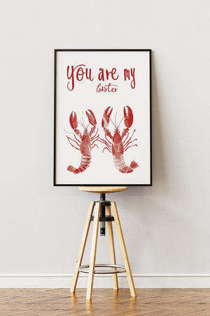 Plakat med teksten “You Are My Lobster” og to røde hummere i lys træramme – romantisk og sjov vægdekoration.