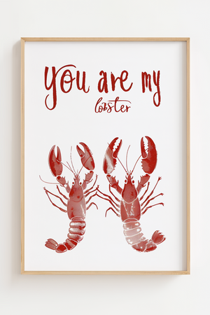 Plakat med teksten “You Are My Lobster” og to røde hummere i lys træramme – romantisk og sjov vægdekoration.