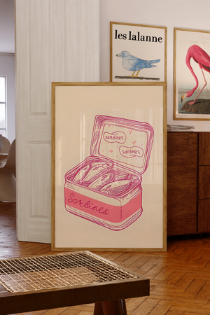 Retro plakat med pink tegning af sardiner i dåse – humoristisk køkkenplakat