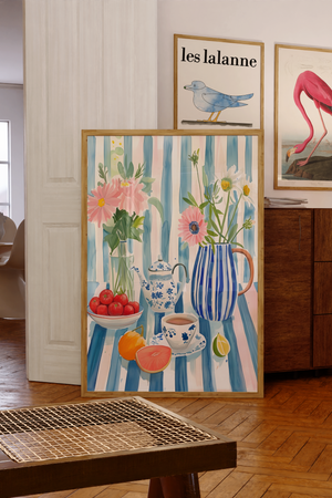 Plakat med blomster, tepotte, te og frugter på stribet dug i blå og rosa nuancer – dekorativ og sommerlig køkkenplakat.