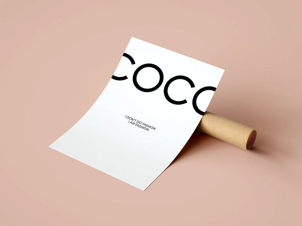 Coco Chanel plakat med citatet "I don’t do fashion, I am fashion" – sort/hvid modeplakat til stilfuld indretning.