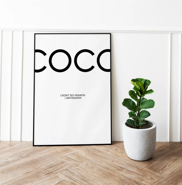 Coco Chanel plakat med citatet "I don’t do fashion, I am fashion" – sort/hvid modeplakat til stilfuld indretning.