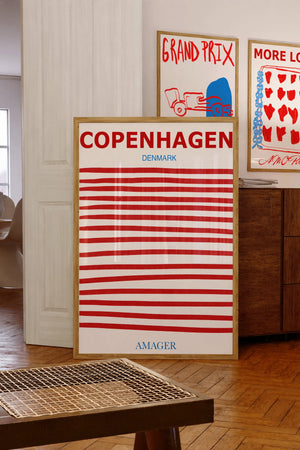 Copenhagen Amager plakat med røde horisontale striber og moderne grafisk design i ramme