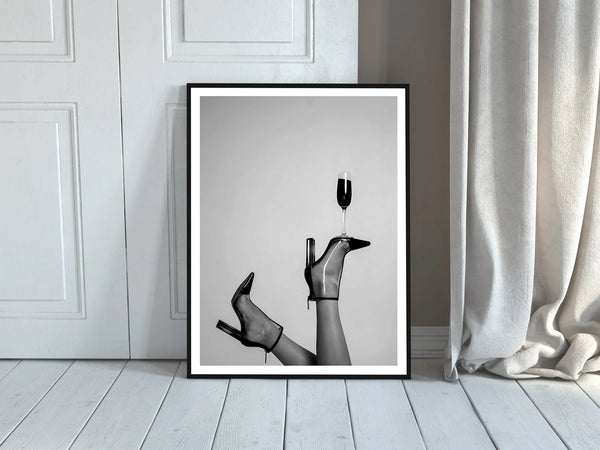 Champagne Heels – Fashion plakat i sort/hvid med champagneglas balanceret på high heels