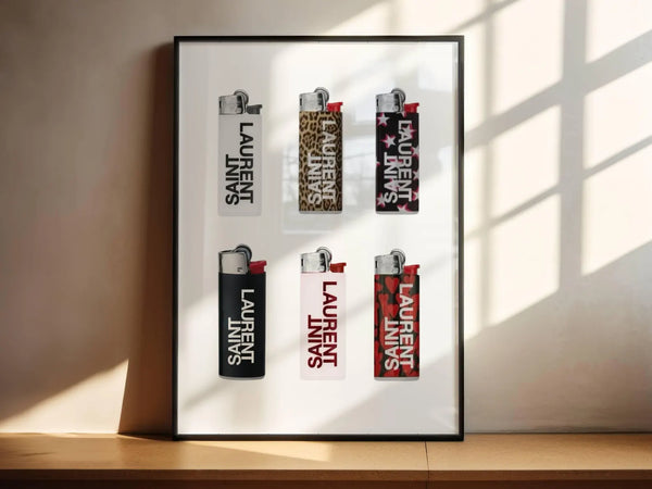 Luxury Flames – Fashion Plakat med kunstneriske Saint Laurent-inspirerede lightere. Moderne modeplakat til stuen eller soveværelset