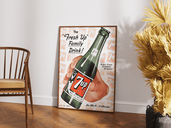 Vintage 7up reklameplakat med hånd der holder en 7up-flaske og teksten “You like it... it likes you!” i retro design