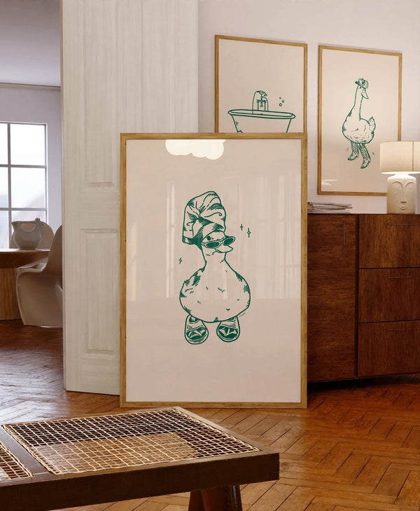 Plakat med sjov illustration af badeand iført klipklapper – perfekt til badeværelset eller gæstetoilettet med et humoristisk twist.