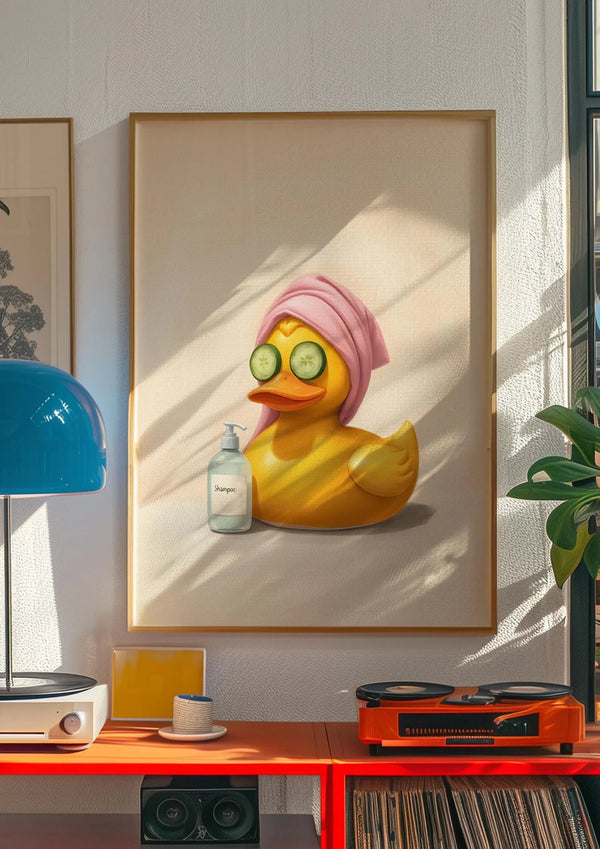 Illustreret plakat af en badeand i spa med pink håndklæde og agurkeskiver på øjnene – humoristisk vægkunst til badeværelset