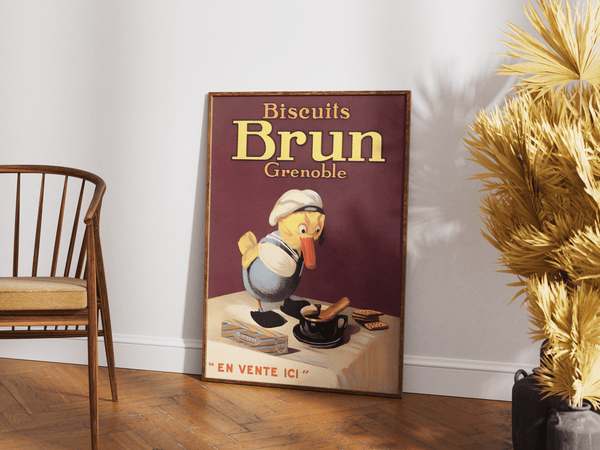 Vintage plakat med fransk kok, kaffe og kiks fra Biscuits Brun – retroreklame med teksten "En vente ici"