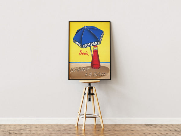 Vintage Campari Soda plakat med rød flaske og blå parasol på strand – retroreklame med teksten "Éteint la soif"