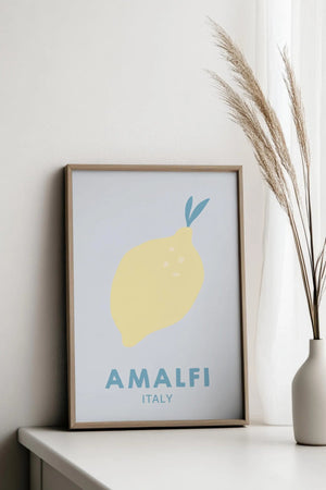 Plakat med gul citron og teksten “Amalfi Italy” – stilren vægkunst med italiensk citronmotiv og let sommerstemning.
