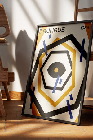 Dead Eye Bauhaus Plakat er et markant og stilrent kunstværk, der hylder Bauhaus' enkle og geometriske design.