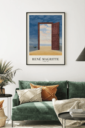 René Magritte plakat med åben dør til havudsigt – surrealistisk kunsttryk i blå og sandfarver