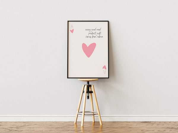 Skab en positiv og inspirerende stemning i dit hjem med Every Good And Perfect Gift Comes From Above - Pink Plakat
