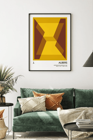 Josef Albers plakat med geometrisk mønster i gule og brune farver – moderne grafisk kunstværk.