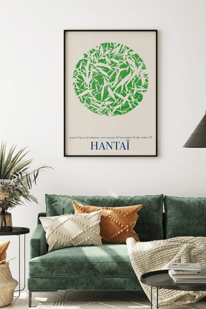 Abstrakt Hantaï plakat med grøn cirkel og tekst, indrammet og placeret i moderne, lys stueindretning