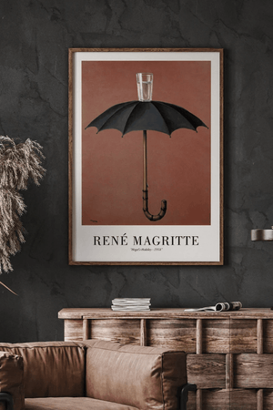 René Magritte plakat med sort paraply og glas vand ovenpå mod brun baggrund – surrealistisk kunstværk.