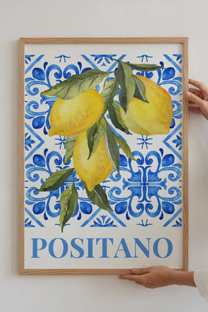 Italiensk plakat med citroner og blå fliser – “Positano” motiv med middelhavsstemning og farverig dekoration.