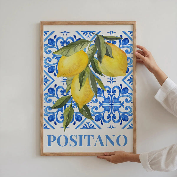 Italiensk plakat med citroner og blå fliser – “Positano” motiv med middelhavsstemning og farverig dekoration.