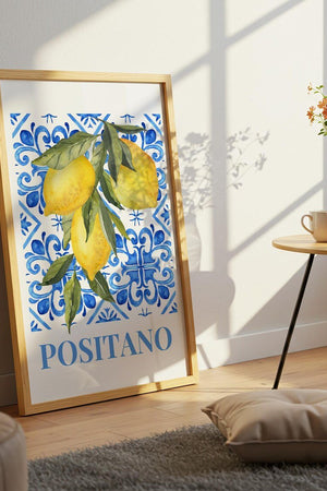 Italiensk plakat med citroner og blå fliser – “Positano” motiv med middelhavsstemning og farverig dekoration.