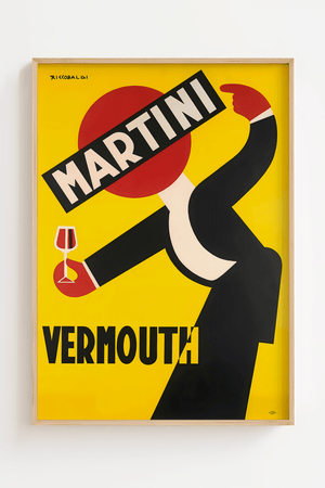 Bring retrostemningen ind i hjemmet med denne farverige og ikoniske Martini Vermouth plakat. Med sin karakteristiske art deco-stil og stærke farver er den perfekt til køkkenet, baren eller stuen. En klassisk vintage plakat for dig, der elsker gamle reklamer og stilfuldt design.