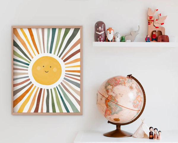 Solstråle Plakat med farverig og lysende sol, ideel til børneværelset. Skaber en positiv og energisk stemning i rummet