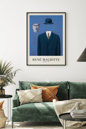René Magritte plakat med surrealistisk mand i jakkesæt u