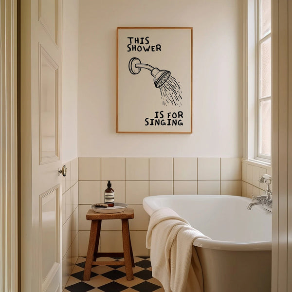 Humoristisk badeværelsesplakat med teksten "This Shower Is For Singing" i moderne typografi – perfekt til sangglade hjem