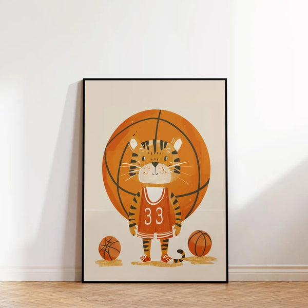 Tiger basketbold børneplakat med en tiger i basketballaktion. Perfekt til børn, der elsker både dyr og sport. Giv væggen liv med denne energiske plakat!