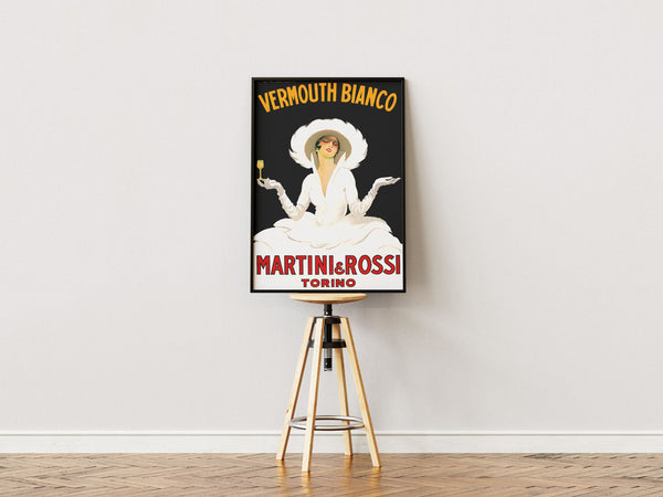 Vintage plakat med elegant kvinde i hvid kjole og hat, reklame for Vermouth Bianco fra Martini & Rossi, sort baggrund og rød tekst.