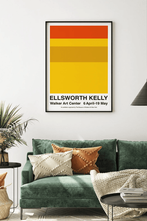 Walker Art Center plakat af Ellsworth Kelly med gule og orange farver i minimalistisk design, hængende over sofa i moderne hjem.
