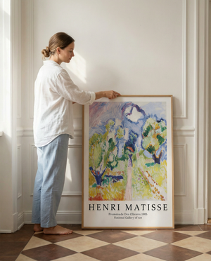 Plakater i forskellige stilarter samlet i en billedvæg