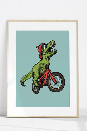 Få en spændende T-Rex på mountainbike børneplakat, der bringer eventyr og fart til børneværelset. Perfekt til aktive børn!