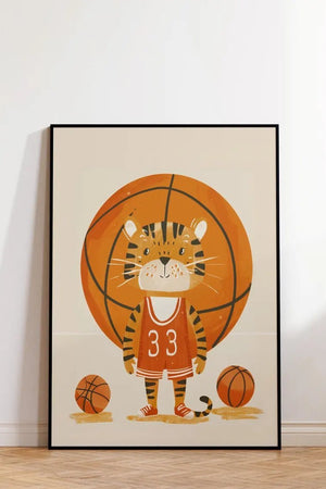 Tiger basketbold børneplakat med en tiger i basketballaktion. Perfekt til børn, der elsker både dyr og sport. Giv væggen liv med denne energiske plakat!