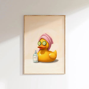 Illustreret plakat af en badeand i spa med pink håndklæde og agurkeskiver på øjnene – humoristisk vægkunst til badeværelset.
