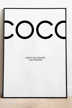Coco Chanel plakat med citatet "I don’t do fashion, I am fashion" – sort/hvid modeplakat til stilfuld indretning.