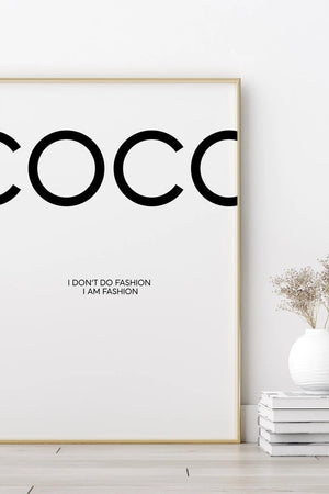  Coco Chanel plakat med citatet "I don’t do fashion, I am fashion" – sort/hvid modeplakat til stilfuld indretning.