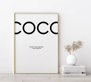  Coco Chanel plakat med citatet "I don’t do fashion, I am fashion" – sort/hvid modeplakat til stilfuld indretning.