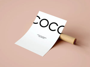 Coco Chanel plakat med citatet "I don’t do fashion, I am fashion" – sort/hvid modeplakat til stilfuld indretning.