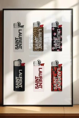 Luxury Flames – Fashion Plakat med kunstneriske Saint Laurent-inspirerede lightere. Moderne modeplakat til stuen eller soveværelset