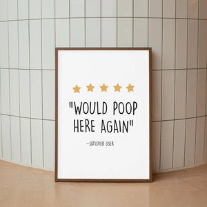 Humor plakat til badeværelset med teksten “Would Poop Here Again” og fem stjerner i et minimalistisk design.