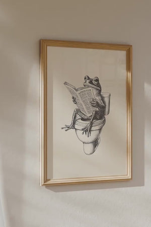 Humor plakat til badeværelset med illustration af en frø, der sidder på toilettet og læser avis i sort-hvid stil.