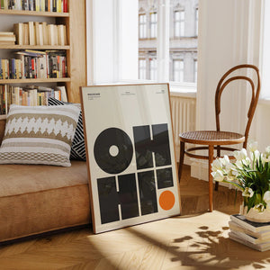 Grafisk typografi plakat med geometriske former i sort og creme med orange detalje